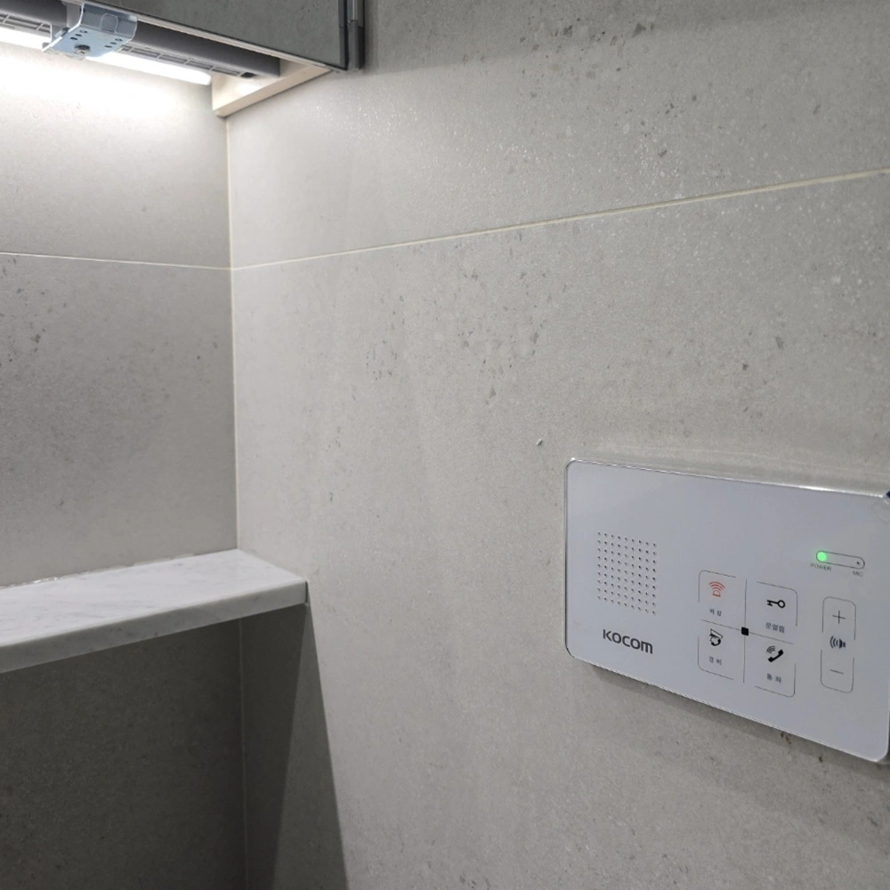 타일 교체, LED 간접조명 설치, 거울장·세면대 교체 시공 전 경기도 용인시 수지구